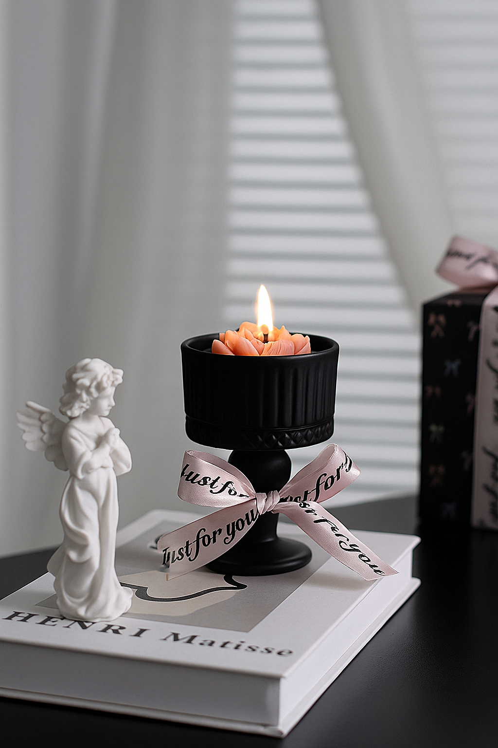 Vela aromática en forma de camelia · Cera de soja 100% · Vaso de cristal elegante