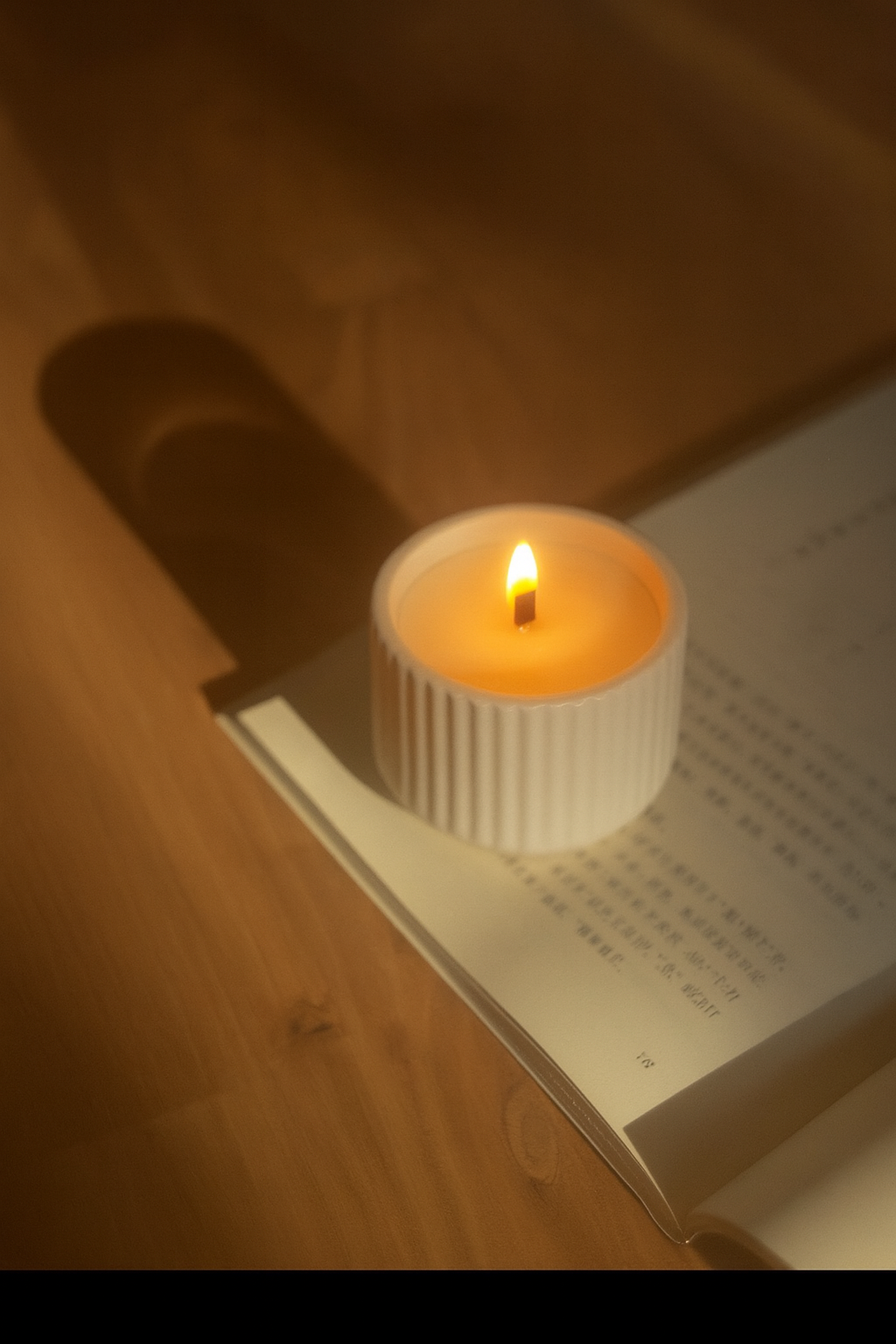 Vela Aromática en Vaso de Cerámica Estriada – Cera de Soja Natural, Mecha de Madera, Estilo Minimalista