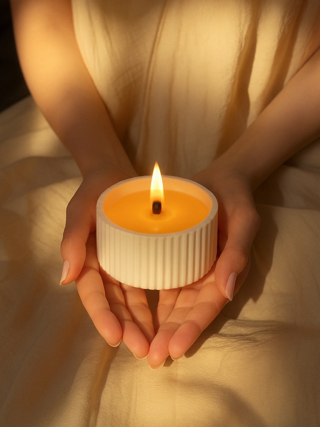 Vela Aromática en Vaso de Cerámica Estriada – Cera de Soja Natural, Mecha de Madera, Estilo Minimalista