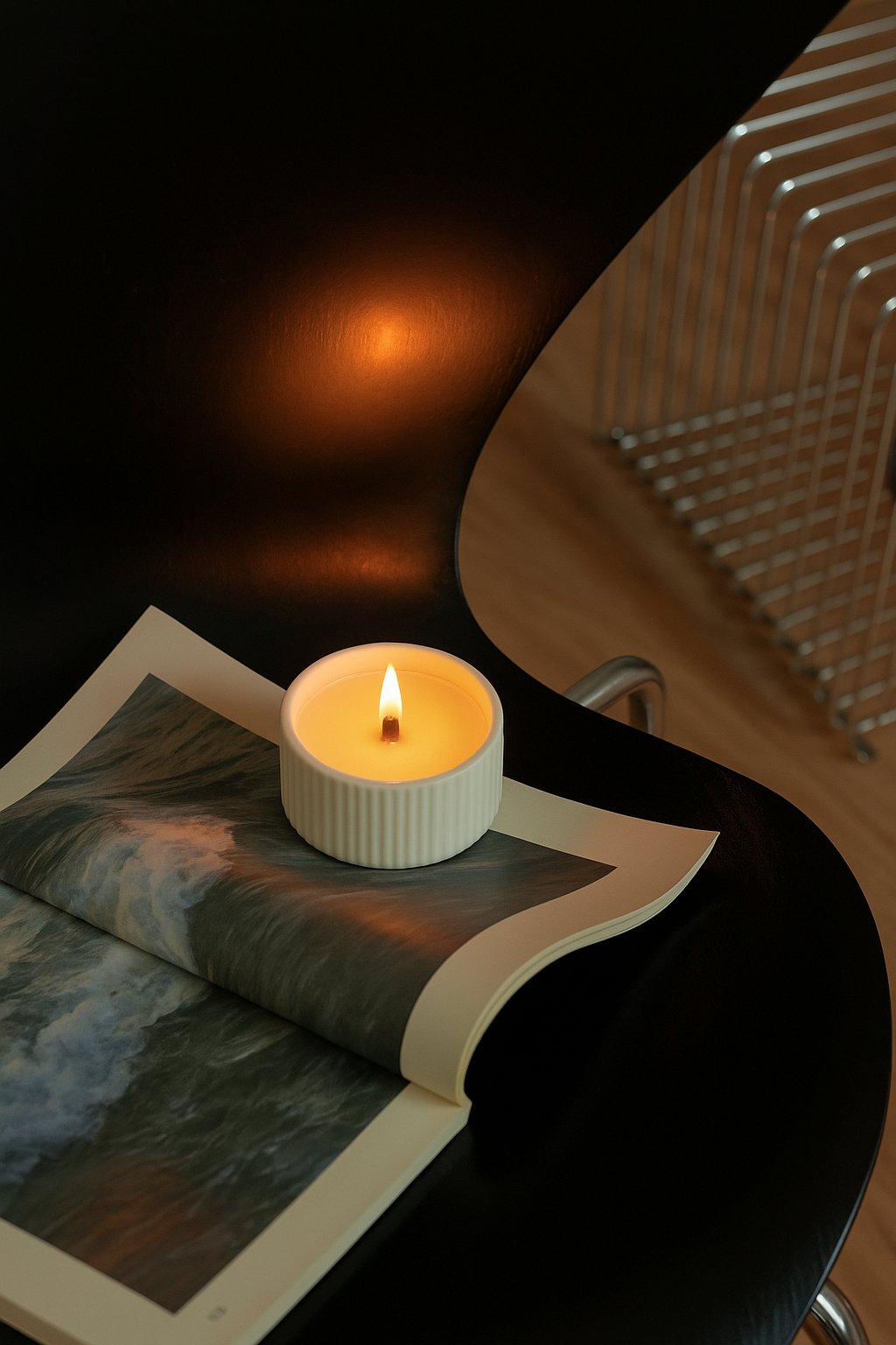 Vela Aromática en Vaso de Cerámica Estriada – Cera de Soja Natural, Mecha de Madera, Estilo Minimalista