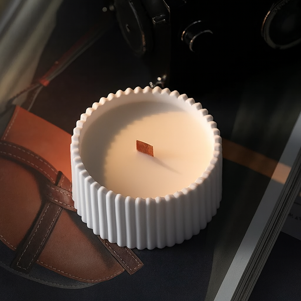 Vela Aromática en Vaso de Cerámica Estriada – Cera de Soja Natural, Mecha de Madera, Estilo Minimalista