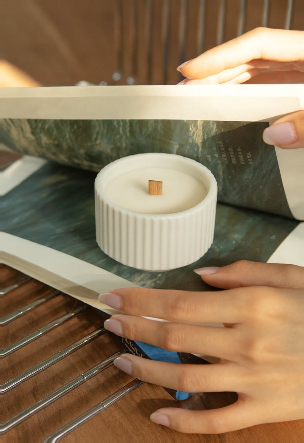 Vela Aromática en Vaso de Cerámica Estriada – Cera de Soja Natural, Mecha de Madera, Estilo Minimalista