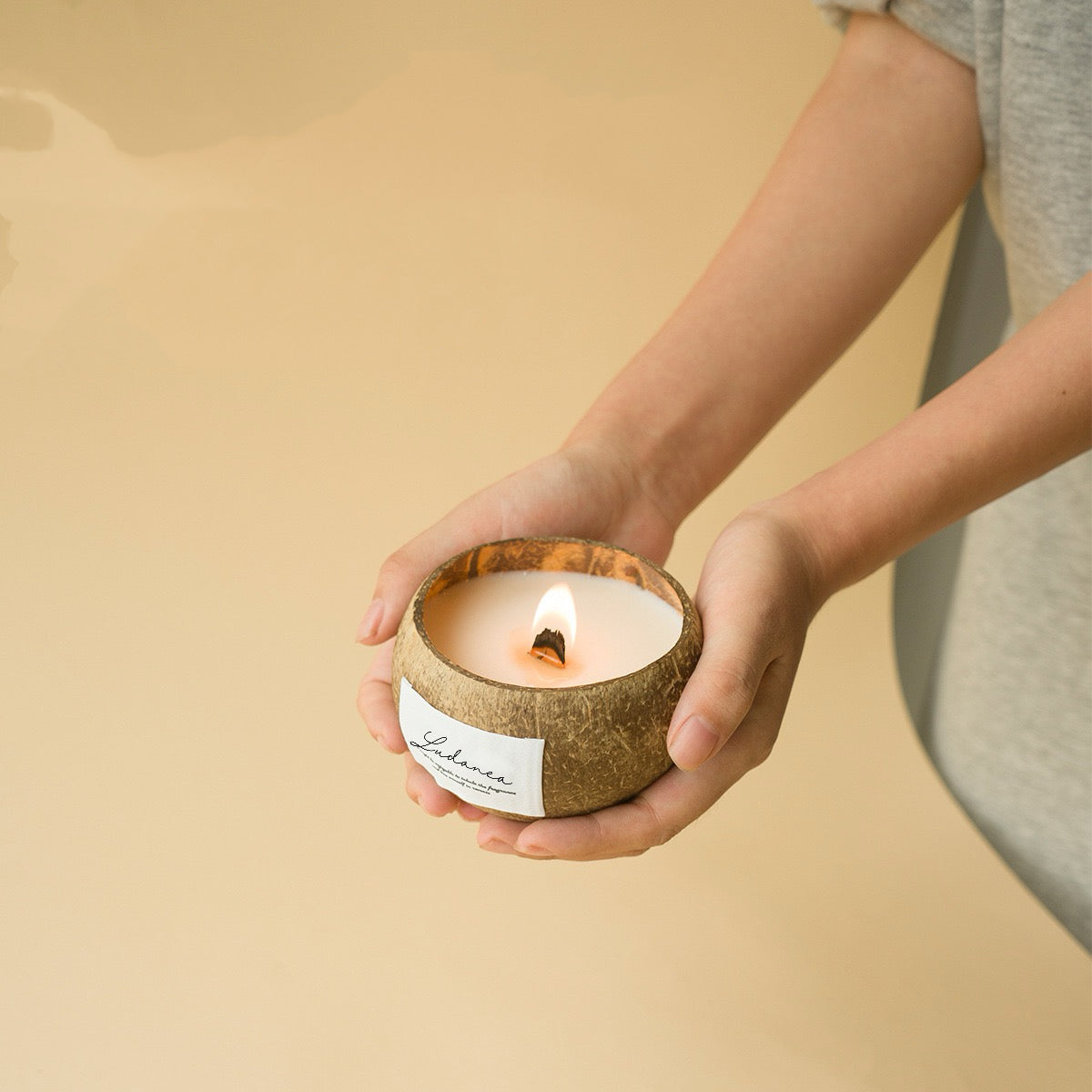 Vela Aromática Artesanal en Cáscara de Coco