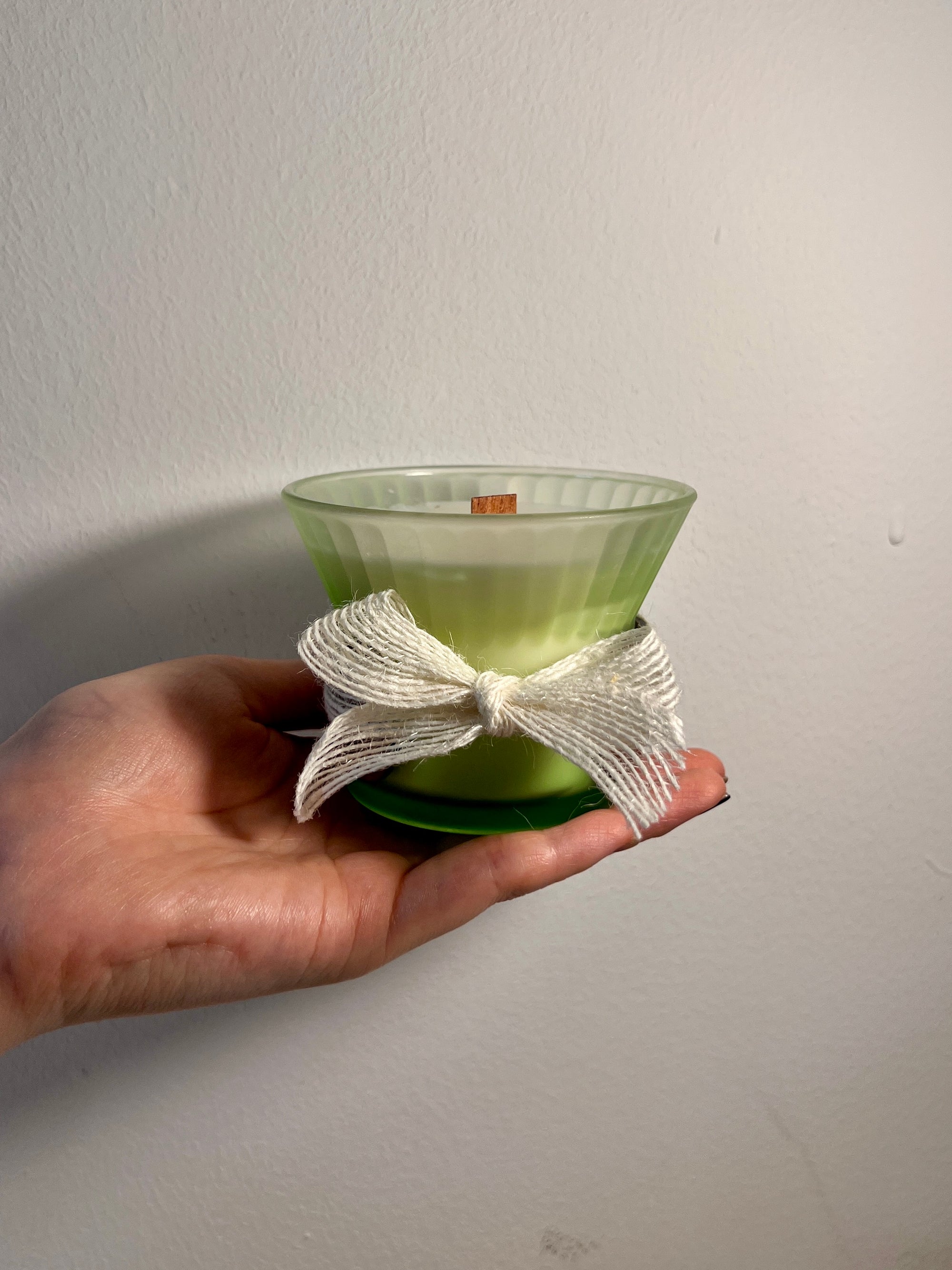 Vela aromática vegetal · Cera de soja 100% · Pabilo de madera · Relajación natural